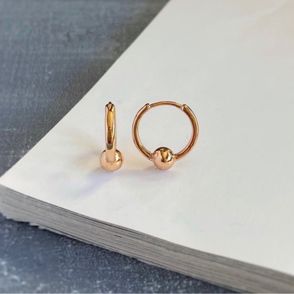 LAST ONE🔥 Hoop Earrings | 18K Gold Plated Luxury Jewelry - Picture 3 of 10